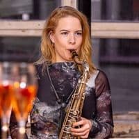 Saxophonistin Simona