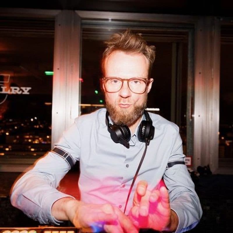 user-upload/business/work-media/12yf35h8krfp7b5mhmrjje5_greg-oorange-dj-fuer-nachhaltige-events.jpeg