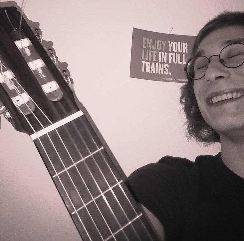 user-upload/business/work-media/a2l5mre9ewkqrfsvjd2kmj_fang_die gitarre.jpeg
