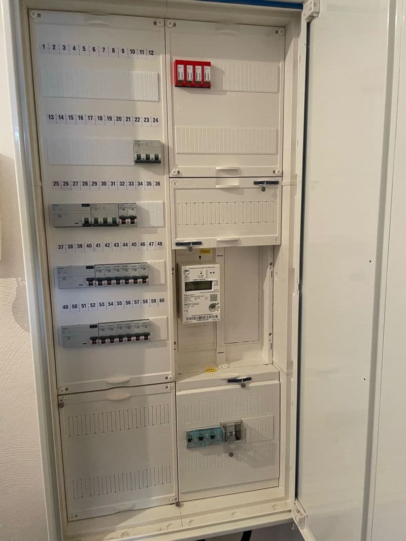 user-upload/business/work-media/cq8a1bo46ijj3jmlqmtief_azeez-elektrosolutions-ug.jpeg