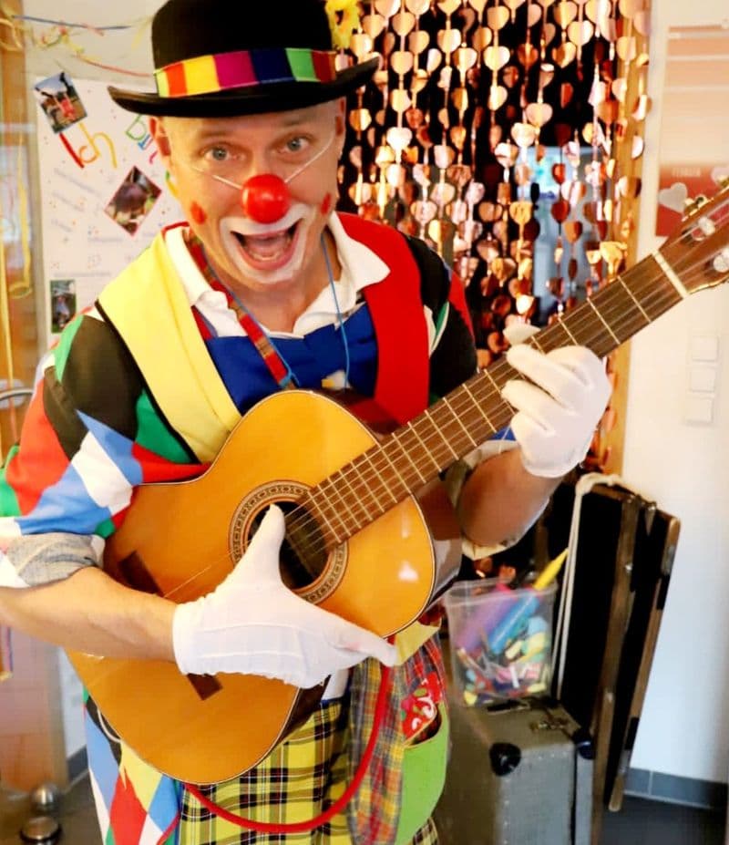 user-upload/business/work-media/gwjn3uh0nht1zkcuzenko7_klaro-der-zauberer-und-clown.jpeg