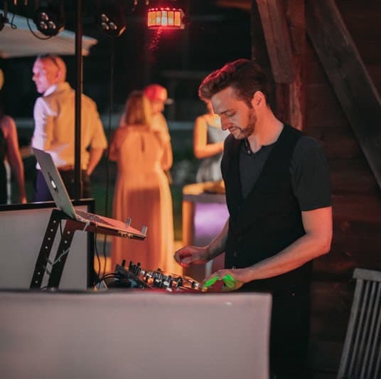 DJ in der Nähe buchen – Top-DJs für dein Event - Listando